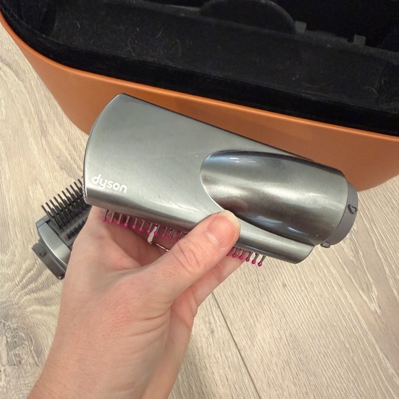 Dyson Air BOX only with 2 brush attachments - Picture 6 of 7